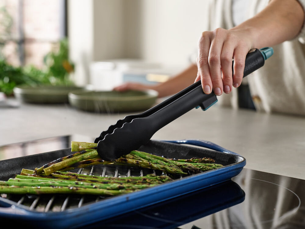 Szczypce JOSEPH JOSEPH Duo Czarno-niebieski używanie przu grillu przekładanie warzyw