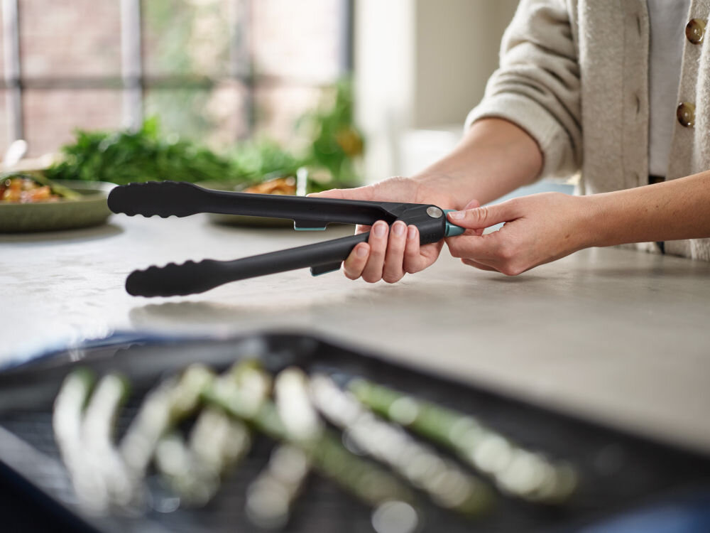 Szczypce JOSEPH JOSEPH Duo Czarno-niebieski odblokowywanie ramion uchwyt na końcu łatwe przechowywanie nie rysuje powierzchni