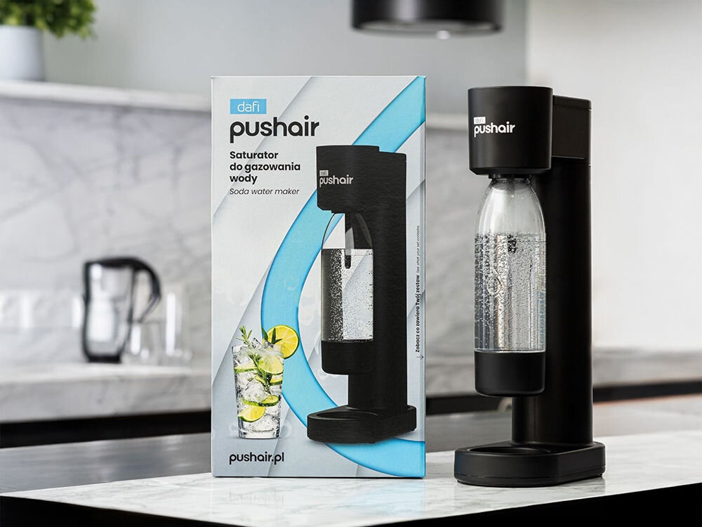 Saturator DAFI PushAir Czarny z dwoma nabojami + butelka czarny saturator z zamontowaną butelką stoi na blacie obok stoi opakowanie elegancka biel minimalistyczna forma komponuje się z estetyką każdej kuchni stylowy charakter praktyczne zastosowanie designerska ozdoba powiew świeżości i harmonii jakość wyjątkowy styl
