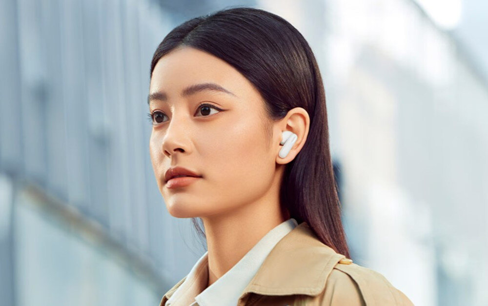 Słuchawki OPPO Enco Buds3 Pro trwała bateria tysiąc cykli ładowania, osoba z założonymi słuchawkami