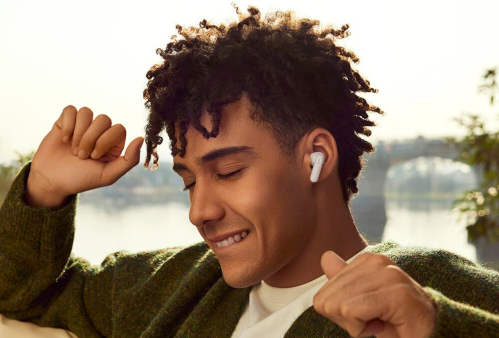 Słuchawki OPPO Enco Buds3 Pro equalizer Enco Master Clear Vocals Bass Boost Original Sound, osoba z załozonymi słuchawkami dokanałowymi bawiąca się w rytm muzyki