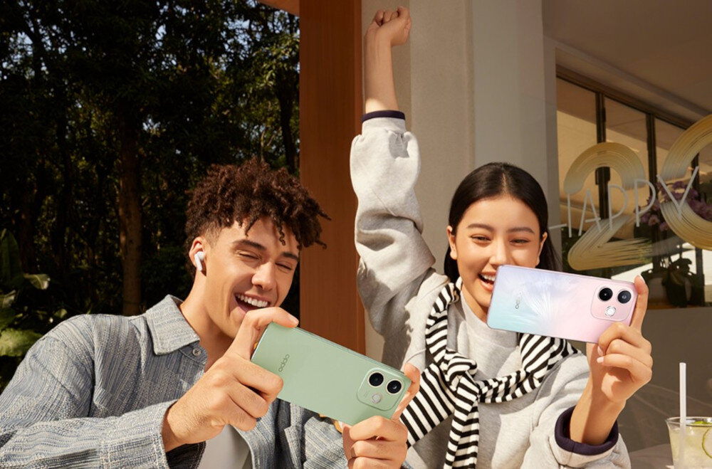 Słuchawki OPPO Enco Buds3 Pro tryb gry 47ms niskie opóźnienie gaming, osoby trzymające smartfony w rękach, osoba z założonymi słuchawkami dokanałowymi