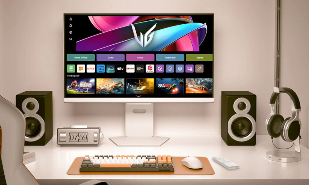 Monitor LG UltraGear 32G810SA-W.AEU 31.5 3840x2160px IPS 144Hz 1 ms [GTG] monitor na biurku w otoczeniu akcesoriów głośniki słychawki klawiatura centrum multimedialne kanały LG stream w 4K obsługa gier w chmurze