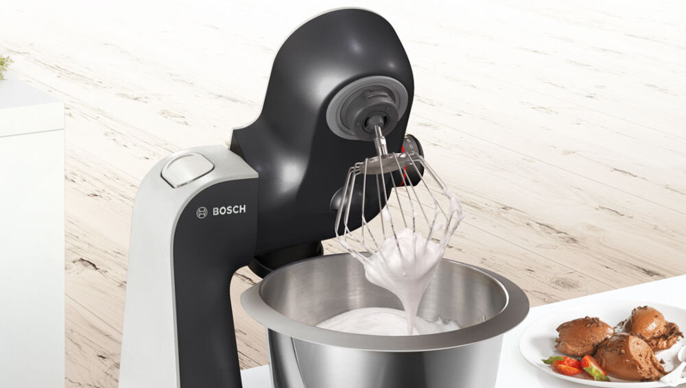 Robot kuchenny planetarny BOSCH MUM58M59 z blenderem kielichowym i funkcją krojenia w kostkę czarny robot uniesione ramię końcówka srebrna misa Mechanizm EasyArm Lift jeden przycisk uniesienie ramienia ułatwienie wymiany mieszadeł i akcesoriów szybkie płynne działanie przydatne rozwiązanie zmiana końcówek dodanie składników