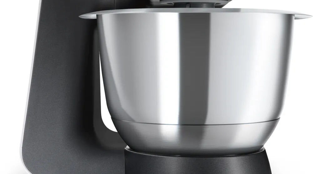 Robot kuchenny planetarny BOSCH MUM58M59 z blenderem kielichowym i funkcją krojenia w kostkę srebrna misa ciemna obudowa białe tło misa o pojemności 3,9 l ze stali nierdzewnej trwałość higiena do 0,8 kg mąki łączna waga 2,7 kg wygoda przestronność ergonomiczny kształt równomierne mieszanie składników funkcjonalnośc wygoda