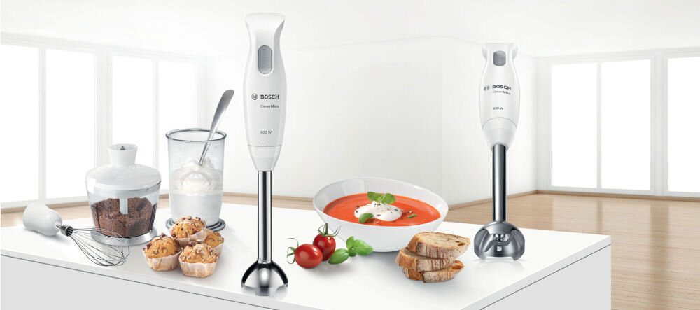 Blender BOSCH CleverMixx MSM26500 asystent w kuchni blender biała obudowa końcówka blendująca stoi na blacie obok lezy końcówka do ubijania pojemnik z bitą śmietaną w środku babeczki zupa krem