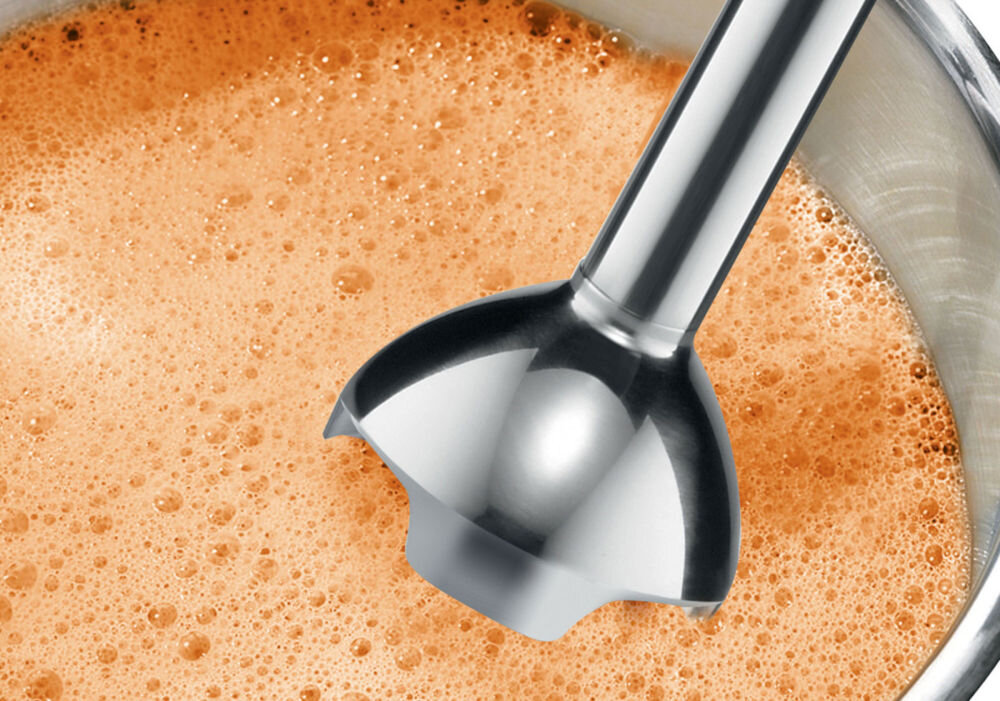 Blender BOSCH CleverMixx MSM26500 końcówka blendująca srebrna pomarańczowa piana wygoda optymalne rezultaty technologia AntiSplash eliminowanie problemu rozpryskiwania składników specjalnie zaprojektowana stopa miksująca porządek w kuchni bez bałaganu i zbędnych trudności