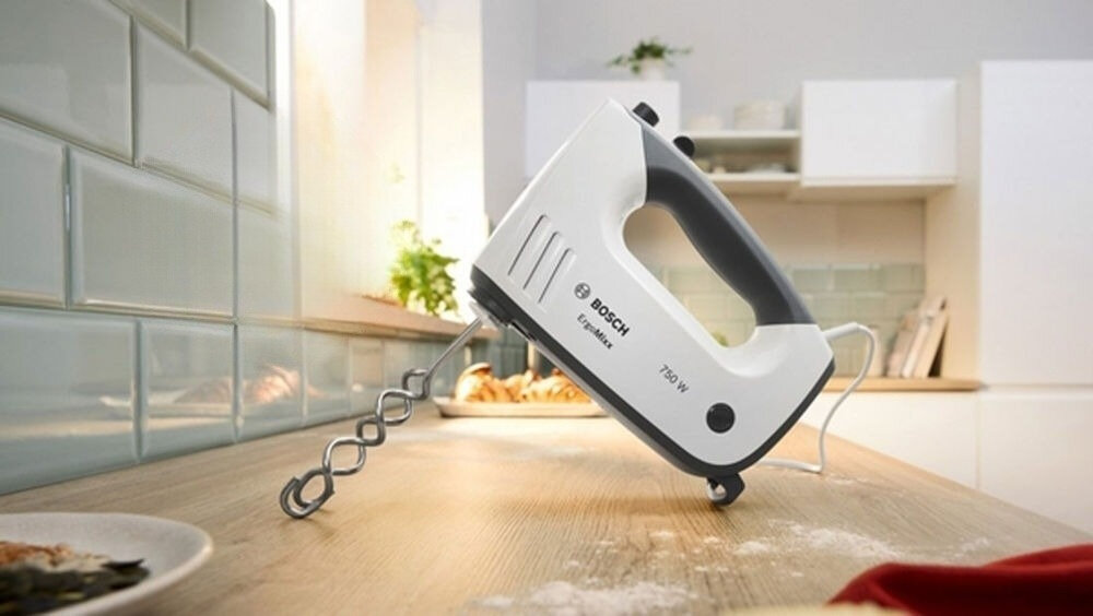 Mikser BOSCH ErgoMixx MFQ37490 Biały biały blender stoi na blacie szare elementy przyciski zamontowane końcówki moc 750 W lekkie ciężkie ciasta gęste ciasto drożdżowe specjalnie zaprojektowane mieszadła szybkie i łatwe ubijanie optymalne efekty przewód o długości 1,3 metra wygoda swoboda ruchu