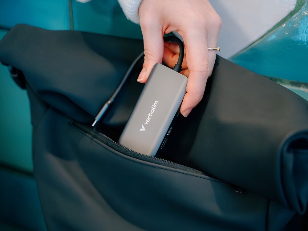 Hub Verbatim 32157 Osoba wkłada hub USB-C do kieszeni ciemnej torby. Przewód znajduje się nad urządzeniem,
hub usba 3.2 gen1 5gb/s przesyłanie dane pliki