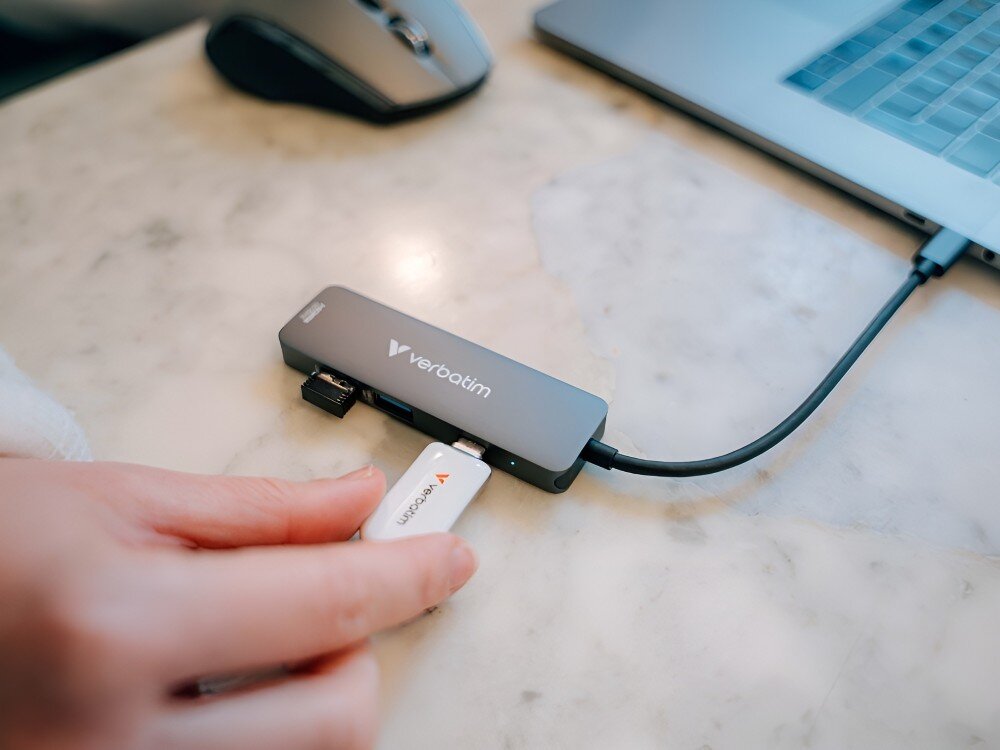 Hub Verbatim 32155 Hub USB-C podłączony do laptopa leżącego na stole. Do huba wkładany jest biały pendrive,
hub usbc hdmi 4k 30hz usba 3.2 gen1 5gb/s usb power delivery