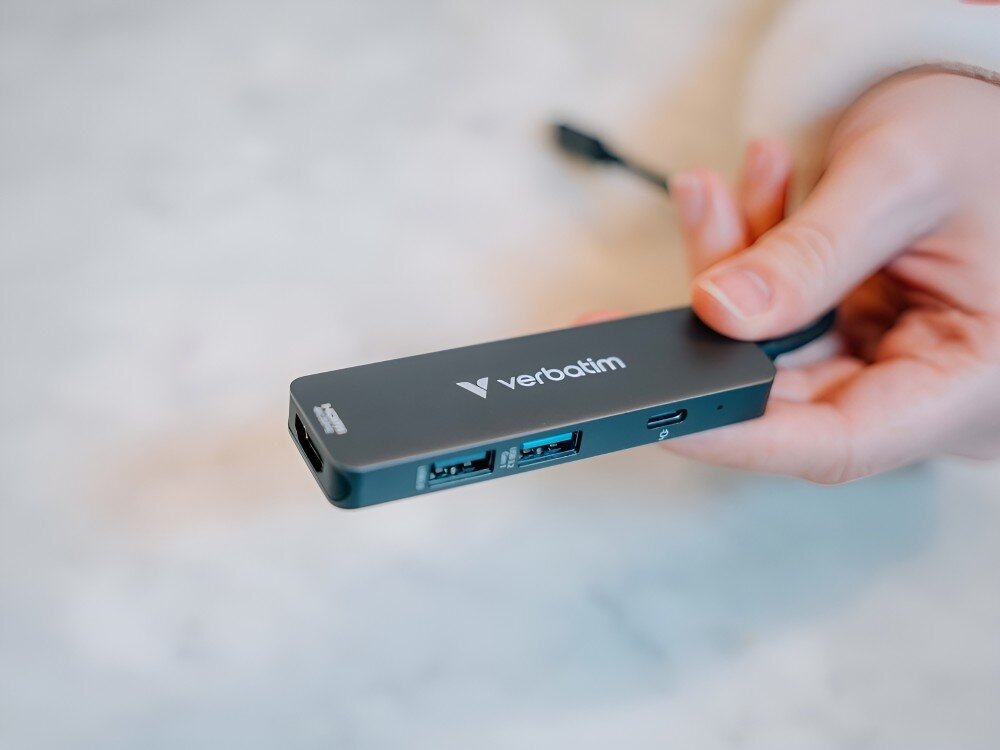 Hub Verbatim 32155 Osoba trzyma w dłoni hub USB-C, na którym widoczne są różne porty, w tym USB i HDMI,
hub usba 3.2 gen1 5gb/s przesyłanie pliki dane