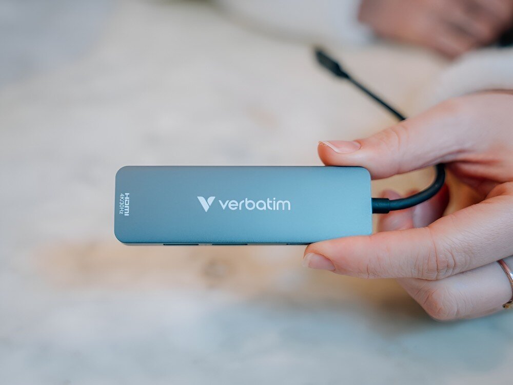 Hub Verbatim 32155 Osoba trzyma hub USB-C z widocznym oznaczeniem HDMI 4K@30Hz i logo producenta,
hub kompaktowy lekki design konstrukcja trwałość