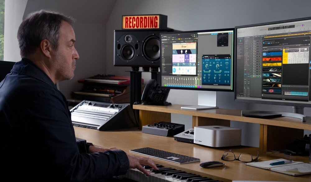Mac Studio podczas pracy w biurze z 2 monitorami
