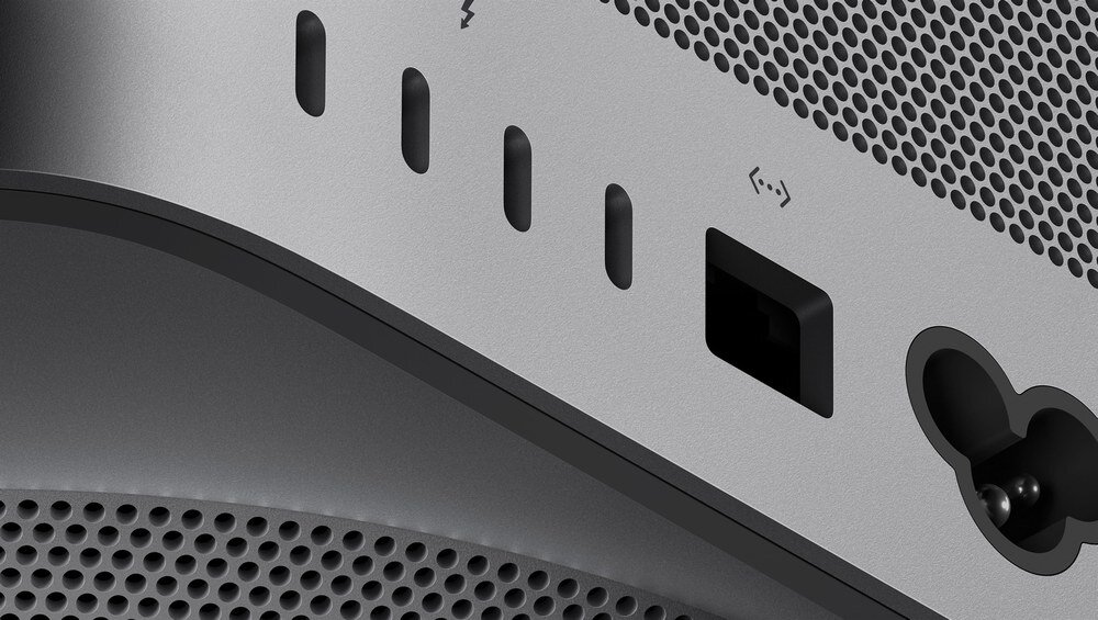 Mac Studio bliski kadr na porty USB-C