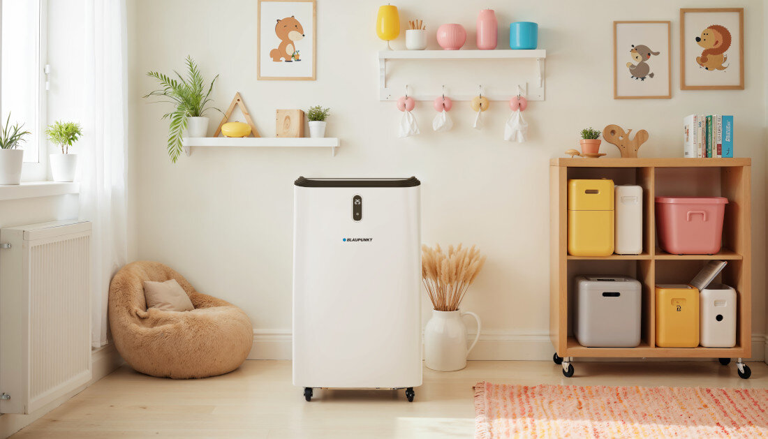 Klimatyzator BLAUPUNKT ACP616 Skuteczne chłodzenie przestrzeni moc powierzchnia pomieszczenie  komfort już po krótkim czasie działania zdjęcie lifestyle na tle pokoju