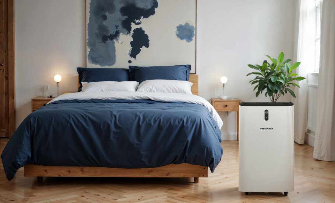 Klimatyzator BLAUPUNKT ACP616 Szybka ulga w upalne dni Przepływ powietrza na poziomie 410 m³/h sprzyja koncentracji i codziennym obowiązkom zdjęcie lifestyle na tle sypialni