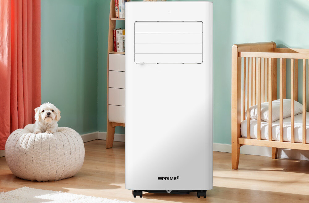 Klimatyzator PRIME3 SAC31 Obniżanie temperatury szybkie chłodzenie pomieszczeń do 20 m² moc odczuć ulgę w upalne dni zbliżenie na klimatyzator po lewej stronie pies w legowisku po prawej kawałek dziecięcego łóżeczka