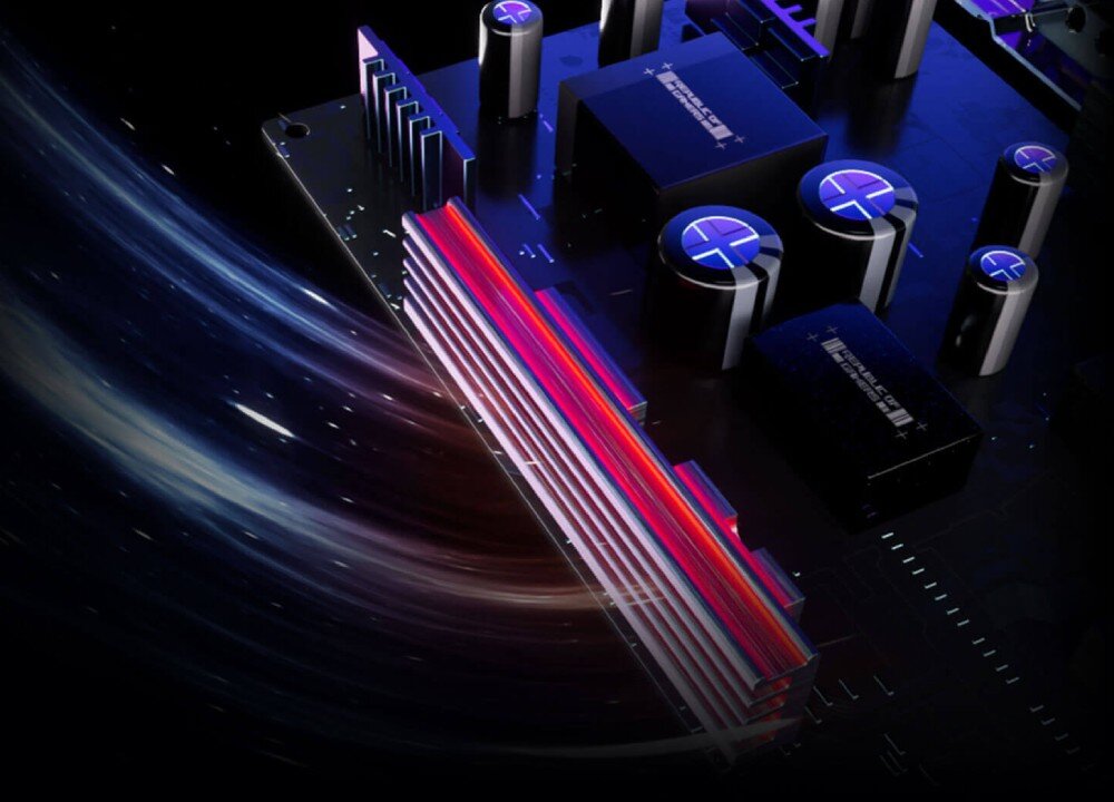 Monitor ASUS ROG Strix OLED XG27UCDMG Zbliżenie na podzespoły elektroniczne płyty głównej z widocznym podświetlonym elementem chłodzącym w kolorze czerwonym, radiator, przepływ powietrza