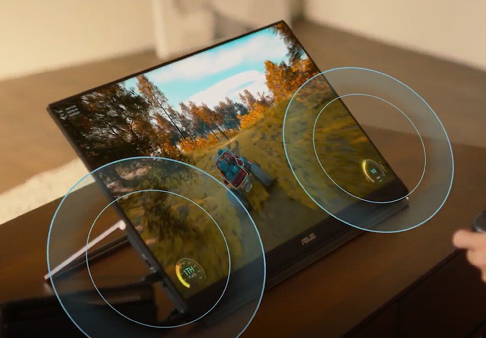 Monitor ASUS ZenScreen MB27ACF Monitor ustawiony na stole, na ekranie widać grę wyścigową, a z boków zaznaczone są graficzne fale symbolizujące dźwięk, matryca IPS, kolory, jakość obrazu, głośnikic