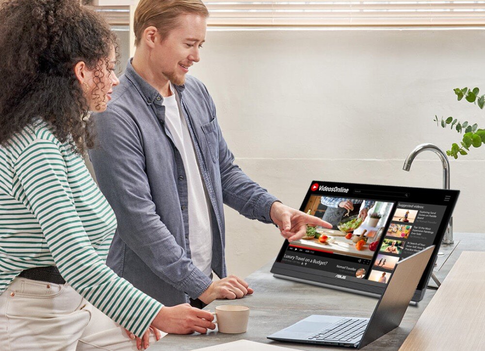 Monitor ASUS ZenScreen MB27ACF Mężczyzna i kobieta stoją w kuchni przy blacie, obok stoi monitor połączony z laptopem, na ekranie widoczny jest film kulinarny, porty, podłączenie, zasilanie