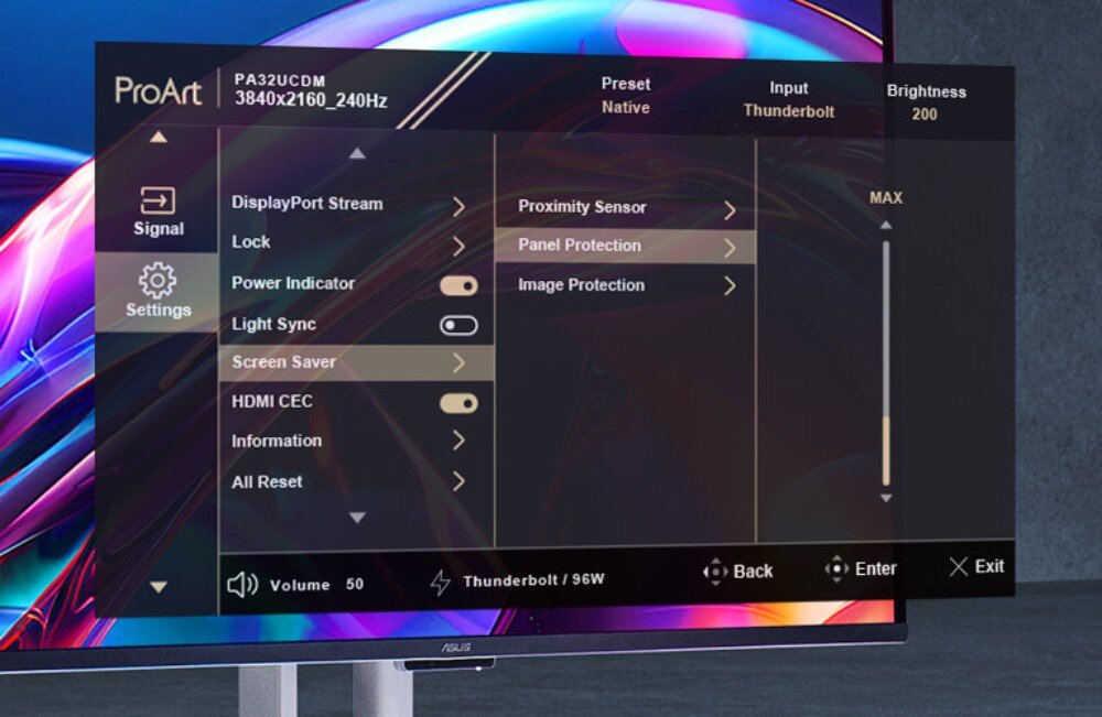 Na ekranie monitora wyświetlone jest menu ustawień z opcjami takimi jak DisplayPort Stream, Lock, Power Indicator, Light Sync, Screen Saver, HDMI CEC, Information, All Reset, Proximity Sensor, Panel Protection i Image Protection. Widoczne są również informacje: \'ProArt PA32UCDM 3840x2160_240Hz\', \'Preset Native\', \'Input Thunderbolt\', \'Brightness 200\', \'Volume 50\', \'Thunderbolt / 96W\'.