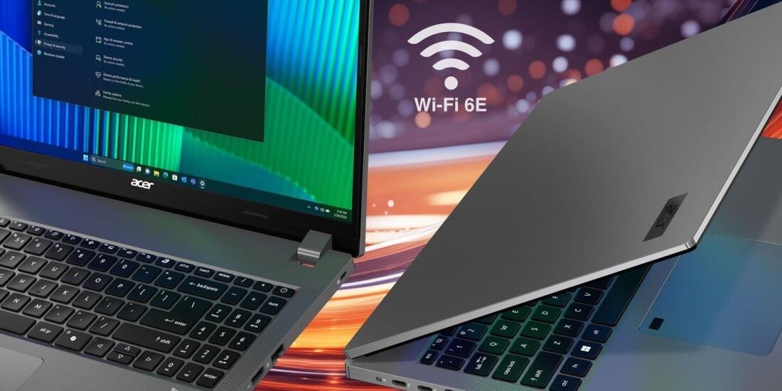 Laptop ACER TravelMate P2 - Dwa laptopy ACER TravelMate P2 z logo Wi-Fi, symbolizujące połączenie z internetem.  