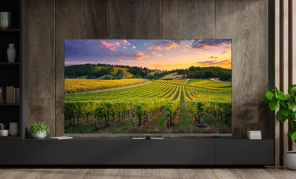 Telewizor THOMSON 50UG5C14 4K UHD obraz dźwięk, telewizor stojący na komodzie w salonie