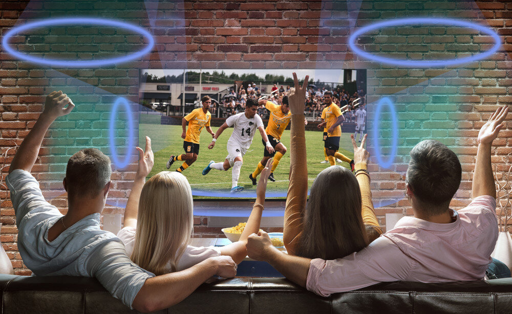 Telewizor THOMSON 43UG5C14 Dolby Audio Digital Surround dźwięk, ludzie oglądający mecz piłkarski, siedzący na kanapie