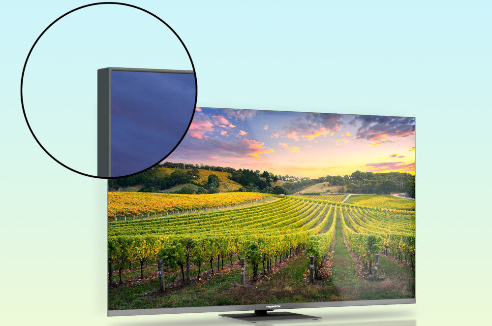Telewizor THOMSON 55UG5C14 HDMI eARC CEC zarządzanie urządzeniami, telewizor pod skosem na jasno błękitnym tle.