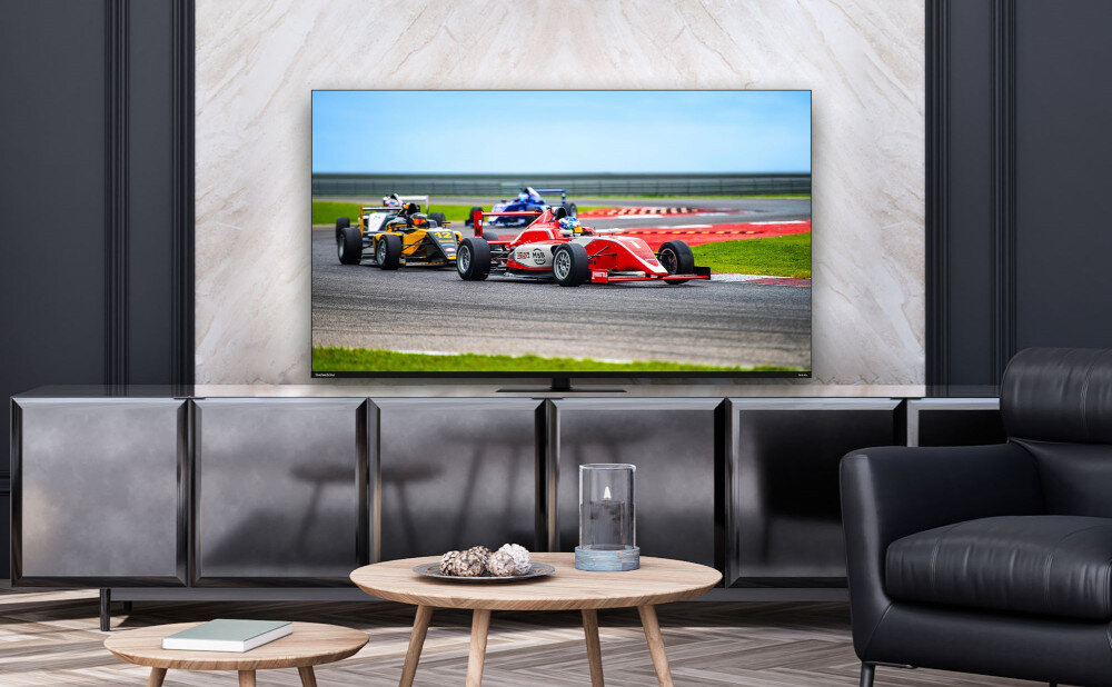 Telewizor THOMSON 55QG7C14 QLED 4K 144 Hz jakość obrazu, telewizor stojący na komodzie w salonie