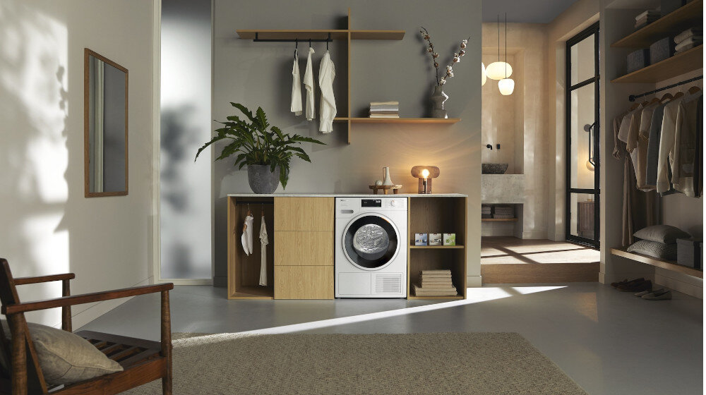 Suszarka MIELE TSH783WP EcoSpeed z pompą ciepła front zamknięta zabudowa meblowa salon dekoracje rośliny