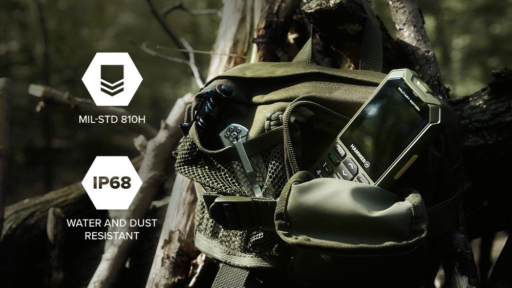 Telefon MYPHONE Hammer 6 LTE Military Edition wystaje z plecaka w lesie