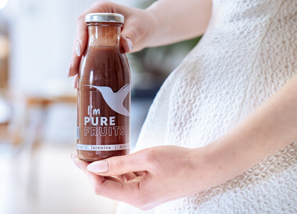 Sok COLLIBRE Pure Fruits Jeżynowo-gruszkowo-żurawinowy 15 x 250 ml osoba trzyma butelkę soku w dłoniach jabłko 45% bogate w witaminę C i żelazo żurawina 17% wspiera zdrowie układu moczowego jeżyna 5% i banan 23% magnez wapń gruszka 10% wspomaga trawienie i obniża ciśnienie krwi