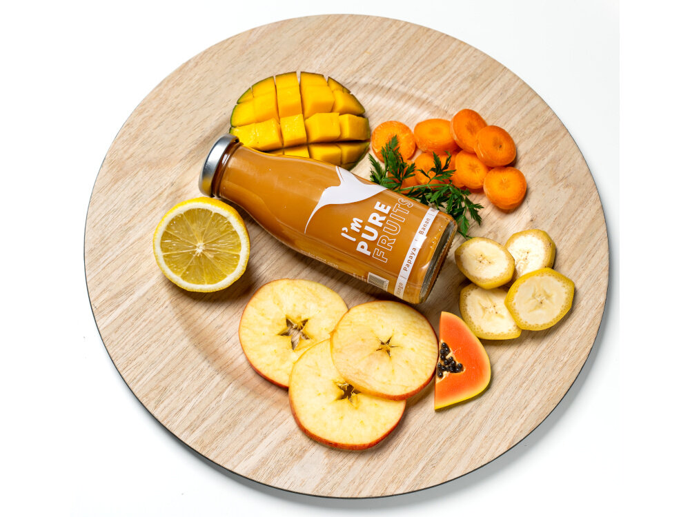 Sok COLLIBRE Pure Fruits Malinowo-porzeczkowo-borówkowy 15 x 250 ml jasne tło drewniany talerz na talerzu leży butelka wkoło owoce i zioła mango 7% działa przeciwutleniająco papaja 13% oczyszcza organizm i obniża cholesterol marchew 15% na wzrok, skórę i odporność jabłka 45% banany 18% cytryna 2% trawienie serce i system immunologiczny