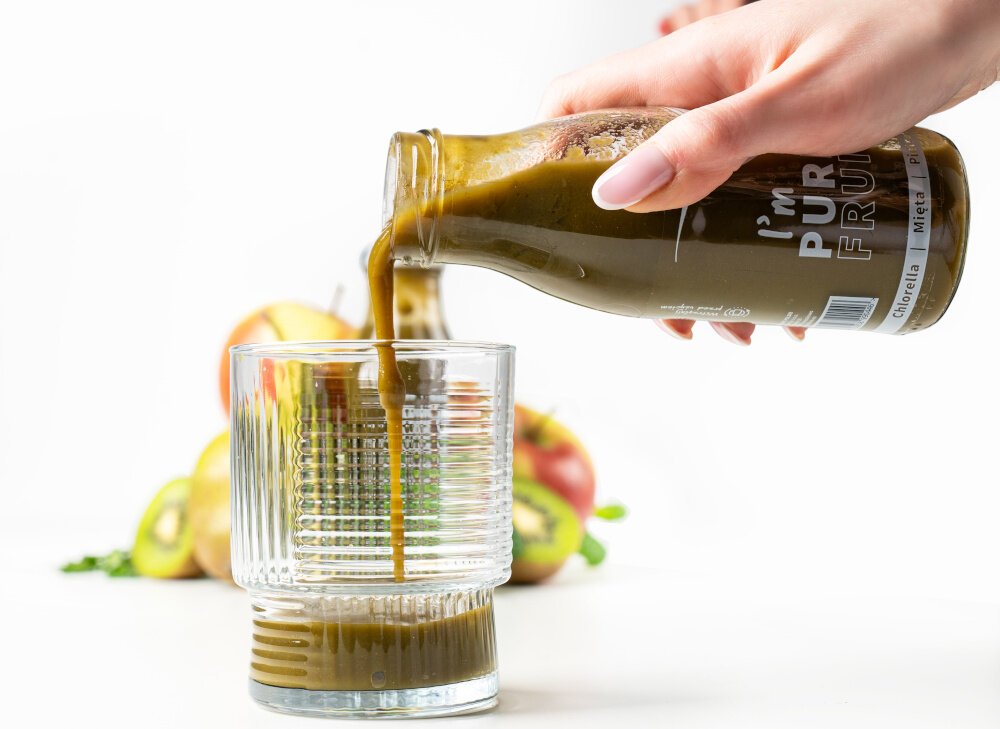 Sok COLLIBRE Pure Fruits Chlorella-mięta-pietruszka 15 x 250 ml osoba nalewa sok do szklanki w tle owoce zdjęcie na białym tle sok NFC przygotowany bez użycia koncentratu pasteryzacja w pełni naturalne składniki