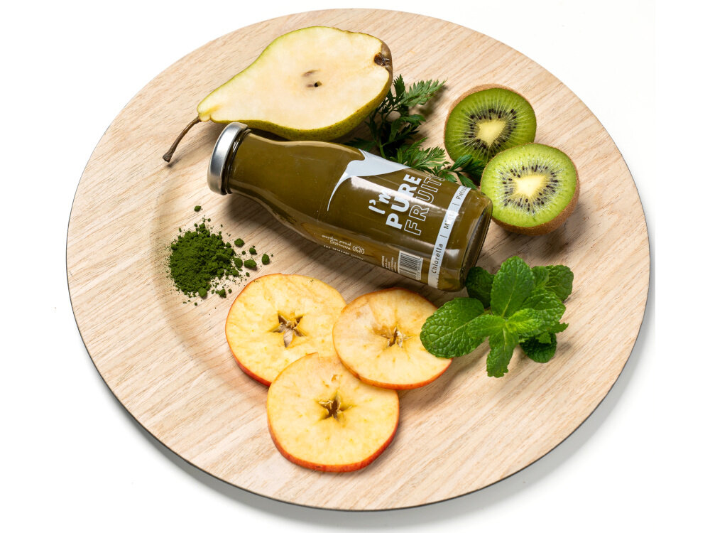 Sok COLLIBRE Pure Fruits Chlorella-mięta-pietruszka 15 x 250 ml jasne tło drewniany talerz na talerzu leży butelka wkoło owoce i zioła jabłka 43% gruszki 21% i kiwi 19% naturalne witaminy i minerały trawienie układ odpornościowy i zdrowie serca odpowiednie nawilżenie organizmu