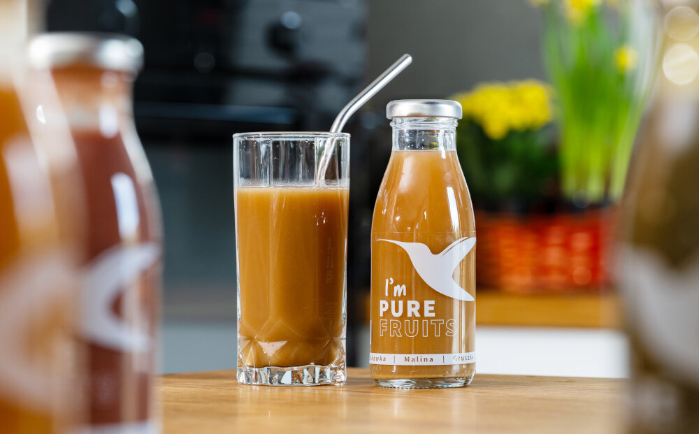 Sok COLLIBRE Pure Fruits Mix Smaków 15 x 250 ml butelka i szklanka wypełniona sokiem stoją na blacie różne kompozycje smakowe cenne witaminy w zestawie COLLIBRE Pure Fruits Chlorella-mięta-pietruszka COLLIBRE Pure Fruits Jeżynowo-gruszkowo-żurawinowy COLLIBRE Pure Fruits Malinowo-porzeczkowo-borówkowy COLLIBRE Pure Fruits Mango-papaya-marchewka i COLLIBRE Pure Fruits Truskawkowo-malinowo-rabarbarowy
