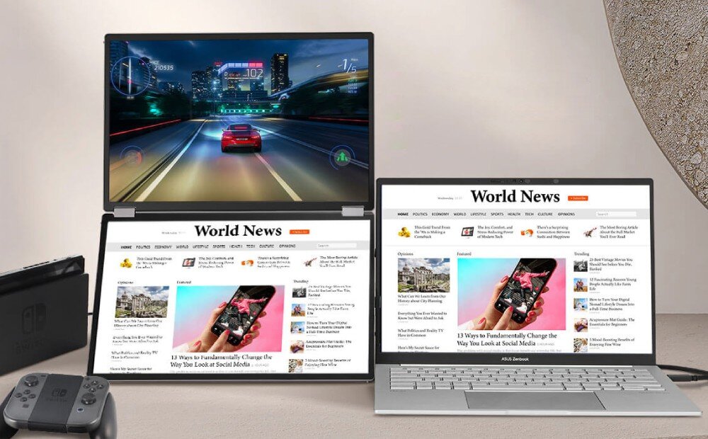 Monitor ASUS ZenScreen Duo MQ149CD Laptop i monitor z dwoma ekranami, na górnym ekranie gra wyścigowa, na dolnym strona internetowa z wiadomościami, obok konsola do gier i kontroler, tryby, dopasowanie
