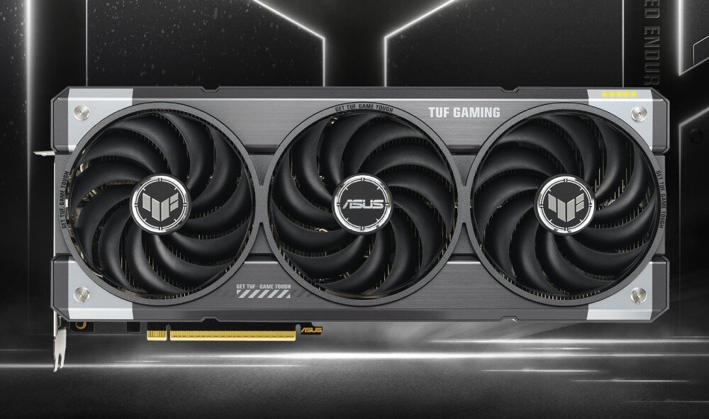Karta graficzna ASUS TUF Gaming GeForce RTX 5070 OC Edition 12GB Widok z przodu na kartę graficzną z trzema dużymi wentylatorami i napisem 'TUF Gaming' na obudowie, opis