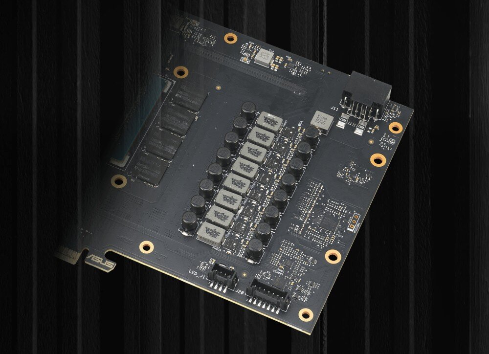 Karta graficzna ASUS TUF Gaming GeForce RTX 5070 OC Edition 12GB Zbliżenie na płytkę PCB karty graficznej z widocznymi kondensatorami i elementami zasilania, wytrzymałość, komponenty, konstrukcja