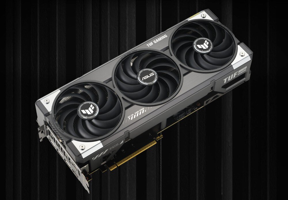 Karta graficzna ASUS TUF Gaming GeForce RTX 5070 OC Edition 12GB Perspektywa skośna na całą kartę graficzną, ukazująca wentylatory, osłonę i złącze PCIe, architektura, rdzenie CUDA, taktowanie, pamięć