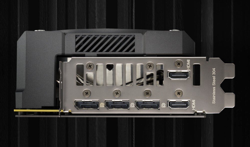 Karta graficzna ASUS TUF Gaming GeForce RTX 5070 OC Edition 12GB Tylny panel karty graficznej z pięcioma portami wyjściowymi: trzema DisplayPort i dwoma HDMI, zamontowany w stalowym śledziu, porty, wyjścia, złącze PCIe