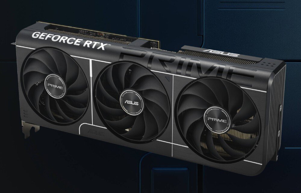 Karta graficzna ASUS Prime GeForce RTX 5070 OC 12GB Perspektywiczny widok na kartę graficzną z trzema wentylatorami, na których widać logo 'PRIME' oraz 'ASUS'. Obudowa ma geometryczne linie i ciemne matowe wykończenie, wentylatory, chłodzenie, temperatura