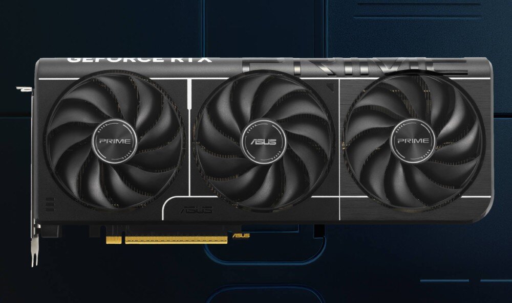 Karta graficzna ASUS Prime GeForce RTX 5070 OC 12GB Widok od przodu na kartę graficzną z trzema symetrycznie rozmieszczonymi wentylatorami. Na środku każdego z nich umieszczone są logotypy 'PRIME' i 'ASUS'. W tle obudowa komputera, technologia 0dB, głośność, automatyczne wyłączanie
