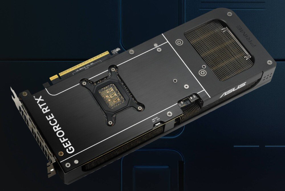 Karta graficzna ASUS Prime GeForce RTX 5070 12GB Widok na tył karty graficznej z metalowym backplate'em. Na powierzchni znajdują się napisy 'GEFORCE RTX', 'ASUS' oraz widoczny otwór wentylacyjny z żeberkami radiatora, metalowy backplate, odporność, uchwyt montażowy