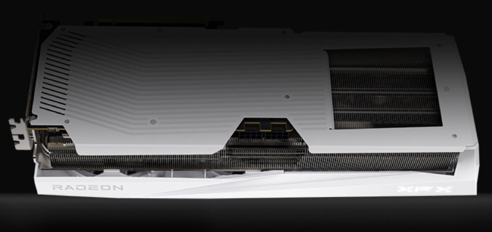 Karta graficzna XFX Quicksilver Radeon RX 9070 XT White Magnetic Air Edition 16GB Widok karty graficznej z boku, ukazujący gęsto ułożone żebra radiatora i logo producenta na bocznej krawędzi obudowy, pamięć, układ graficzny, wydajność, architektura