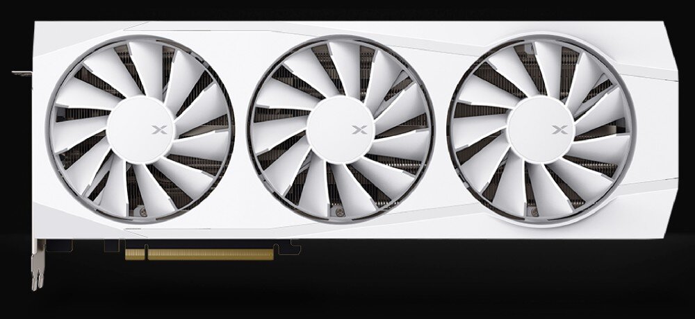 Karta graficzna XFX Quicksilver Radeon RX 9070 XT White Magnetic Air Edition 16GB Karta graficzna przedstawiona z przodu, z trzema dużymi wentylatorami w obudowie o ciemnym wykończeniu i czerwonych akcentach, wygląd, chłodzenie, miedziana podstawa