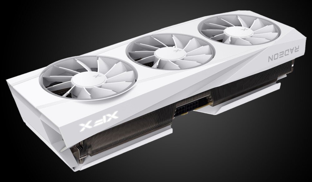 Karta graficzna XFX Quicksilver Radeon RX 9070 XT White Magnetic Air Edition 16GB Widok karty graficznej z góry, prezentujący obudowę oraz logo producenta na bocznej krawędzi, magnetyczne skrzydła obudowy