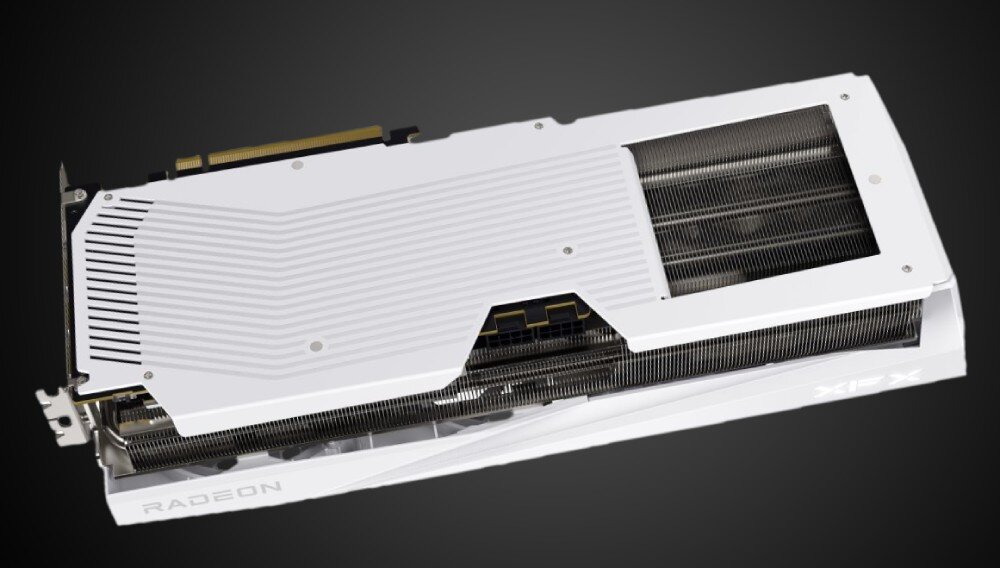 Karta graficzna XFX Quicksilver Radeon RX 9070 XT White Magnetic Air Edition 16GB Widok karty graficznej z drugiej strony, skupiony na radiatorze i bocznych elementach chłodzenia z logo producenta, porty