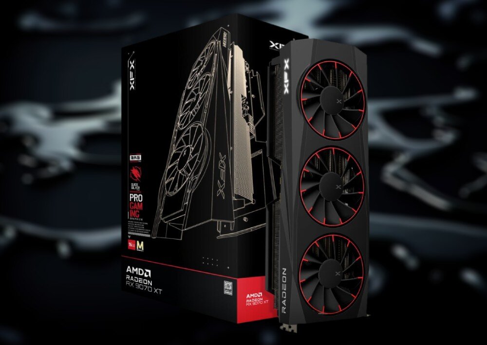 Karta graficzna XFX Quicksilver Radeon RX 9070 XT Magnetic Air Edition 16GB Opakowanie i karta graficzna stojąca obok siebie, widoczny projekt z trzema dużymi wentylatorami oraz logo producenta na ciemnym tle, opis